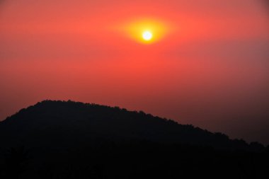 Dağın üstünde güzel bir gün batımı