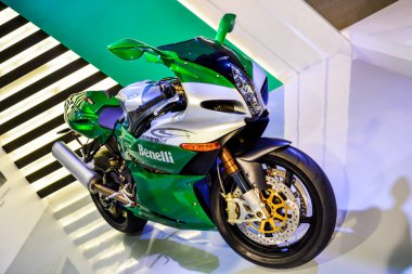 Sergide modern yeşil motosiklet