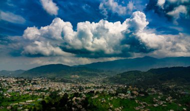 Dağların güzel manzarası ve bulutlu gökyüzü