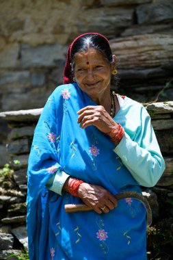 Gülümseyen yaşlı bir kadın, Pithoragarh Halkı, Uttrakhand, Hindistan Fotoğraf Tarihi 17 Haziran 2018