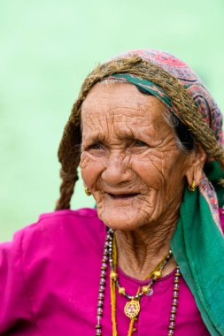 Gülümseyen yaşlı bir kadın, Pithoragarh Halkı, Uttrakhand, Hindistan Fotoğraf Tarihi 17 Haziran 2018