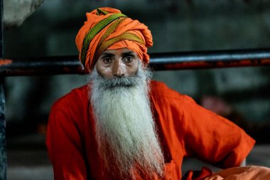 Pushkar, Ajmer, Rajasthan, Hindistan, Kasım 2019 'daki Pushkar Fuarı sırasında geleneksel giyinmiş bir adam.