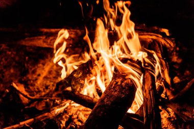 alevler siyah arkaplanda