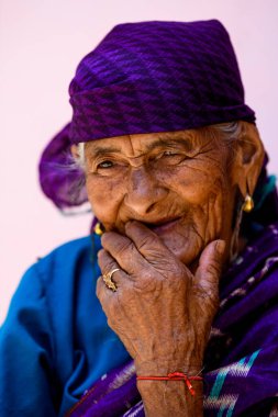 Gülümseyen yaşlı bir kadın, Pithoragarh Halkı, Uttrakhand, Hindistan Fotoğraf Tarihi 17 Haziran 2018