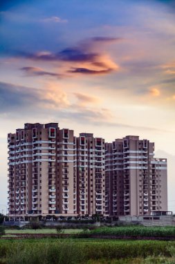 modern apartman ve günbatımı gökyüzü