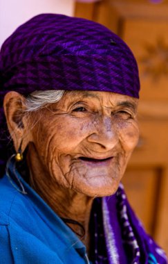 Gülümseyen yaşlı bir kadın, Pithoragarh Halkı, Uttrakhand, Hindistan Fotoğraf Tarihi 17 Haziran 2018