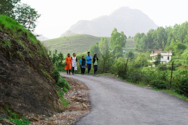 Pithoragarh, Uttrakhand, Hindistan 'da 19 Haziran 2018' de bazı çocuklar yolda yürüyordu.