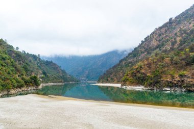 Dağlardaki gölün güzel manzarası