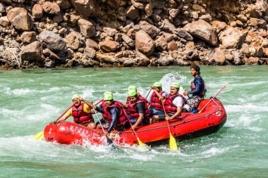 Dağ nehrinde tekne gezisi 