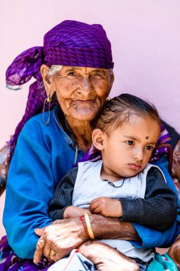Çocuklu gülümseyen yaşlı bir kadın, Pithoragarh halkı, Uttrakhand, Hindistan Resim Tarihi 17 Haziran 2018