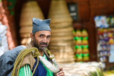 Porter, 20 Haziran 2018 'de Hindistan-Nepla Sınırı' ndan geçen insanların bavullarını taşıyor.