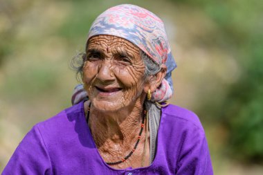 Gülümseyen yaşlı bir kadın, Pithoragarh Halkı, Uttrakhand, Hindistan Fotoğraf Tarihi 17 Haziran 2018