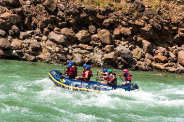 Dağ nehrinde tekne gezisi 