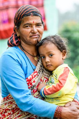 Çocuklu gülümseyen yaşlı bir kadın, Pithoragarh halkı, Uttrakhand, Hindistan Resim Tarihi 17 Haziran 2018
