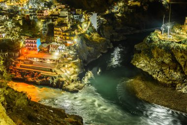 Gece ibadethane manzarası, iki nehrin birleşme noktası