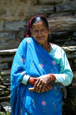 Gülümseyen yaşlı bir kadın, Pithoragarh Halkı, Uttrakhand, Hindistan Fotoğraf Tarihi 17 Haziran 2018