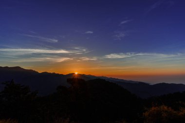 Dağların ardında güzel bir gün batımı