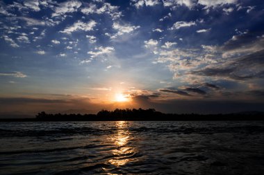 Denizin üzerinde güzel bir gün batımı