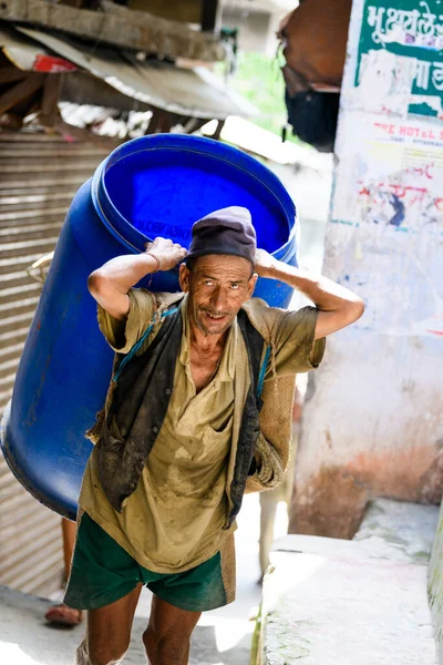 Portero Transportando Equipaje Personas Que Cruzan Frontera India Nepla Jhulaghat — Foto de Stock