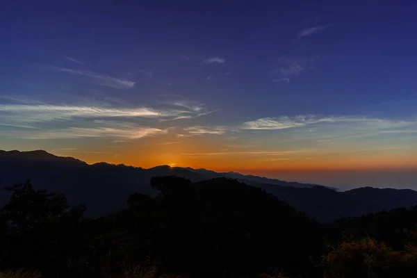 Schöner Sonnenuntergang Über Den Bergen — Stockfoto