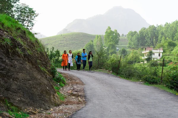 Pithoragarh, Uttrakhand, Hindistan 'da 19 Haziran 2018' de bazı çocuklar yolda yürüyordu.