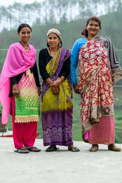 Geleneksel giysiler içinde bir grup Hintli kadının portresi. Uttrakhand, Hindistan - 17 Haziran 2018