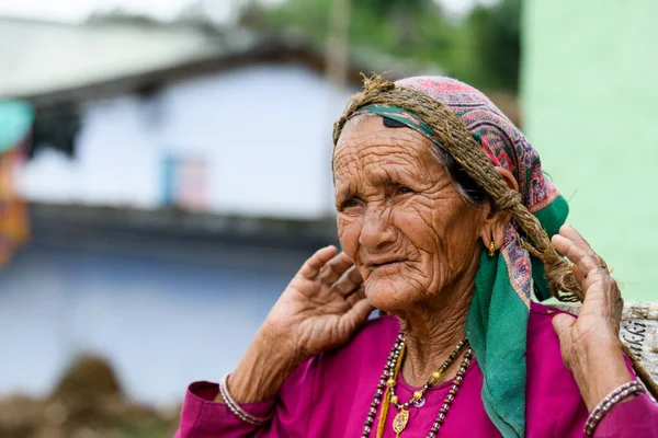 Yaşlı bir kadın, Pithoragarh Halkı, Uttrakhand, Hindistan Fotoğraf Tarihi 17 Haziran 2018