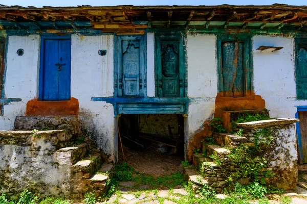 Köydeki eski ahşap ev geleneksel Hint kırsal tarzında inşa edilmiş, Uttrakhand, Hindistan
