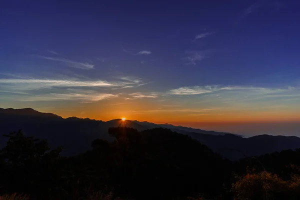 Schöner Sonnenuntergang Über Den Bergen — Stockfoto