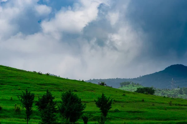 緑の草の山と曇り空の美しい風景 — ストック写真