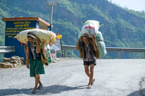 Hindistan-Nepla Sınırı, Jhulaghat, Nepal 'den geçen insanların bavullarını taşıyan kapıcılar, 20 Haziran 2018