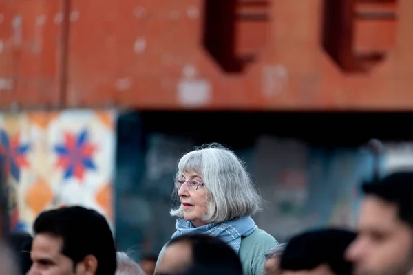 Oude Vrouw Met Grijs Haar Menigte Van Mensen Stockafbeelding
