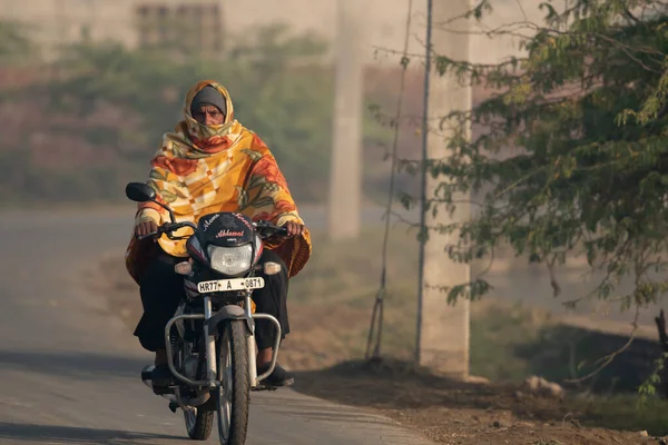 Een Man Die Met Motor Weg Rijdt Mensen Van Pithoragarh Stockfoto