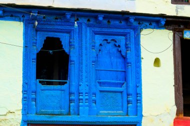 Ahşap mavi panjurlar, eski moda görünüş..