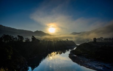 Nehrin üstünde gün doğumu Dağlarda