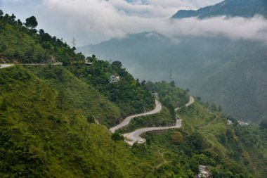 Dağların ve rüzgarlı yolların güzel manzarası