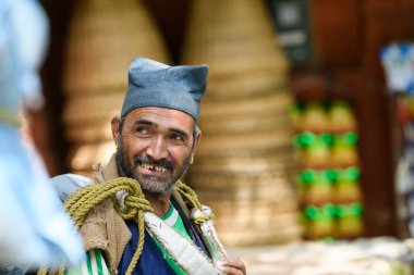 Pushkar, Ajmer, Rajasthan, Hindistan, Kasım 2019 'daki Pushkar Fuarı sırasında geleneksel giyinmiş bir adam.