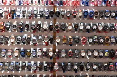 Mağazadaki farklı saat türleri