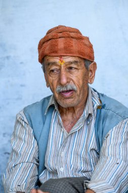 Pushkar, Ajmer, Rajasthan, Hindistan, Kasım 2019 'daki Pushkar Fuarı sırasında geleneksel giysiler içinde bir adam.