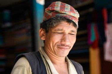 Pushkar, Ajmer, Rajasthan, Hindistan, Kasım 2019 'daki Pushkar Fuarı sırasında geleneksel giysiler içinde bir adam.