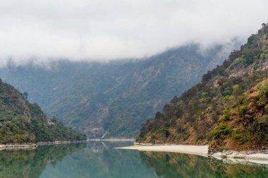Dağlardaki güzel göl manzarası