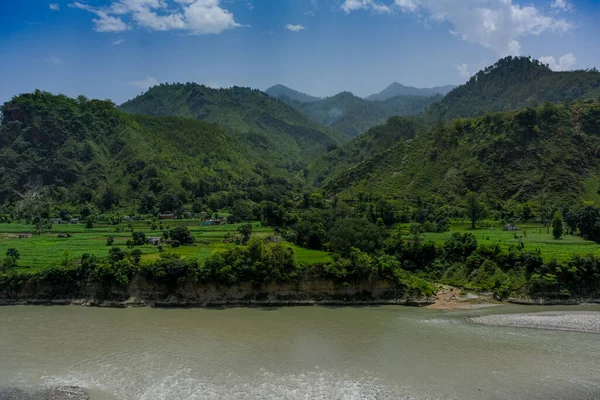 Nehrin Güzel Manzarası Yeşil Dağlar — Stok fotoğraf
