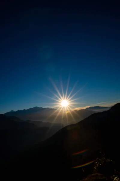 Schöner Sonnenuntergang Über Den Bergen — Stockfoto