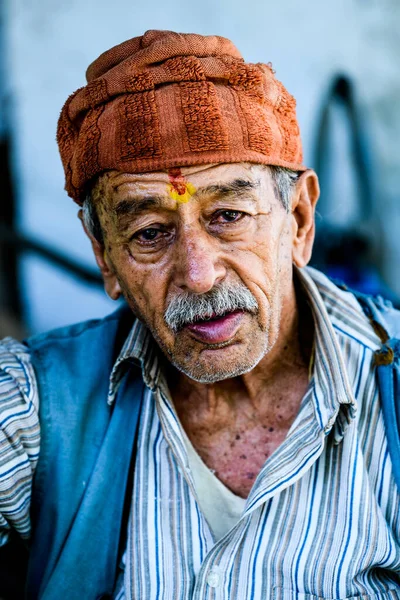 2019年11月インド ラジャスタン州アジュマー市プシュカルで開催されたプシュカル フェアで伝統衣装を着た男 — ストック写真