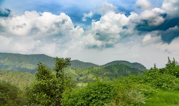 Bela Paisagem Com Montanhas Céu Azul Nublado — Fotografia de Stock