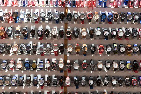 Mağazadaki farklı saat türleri