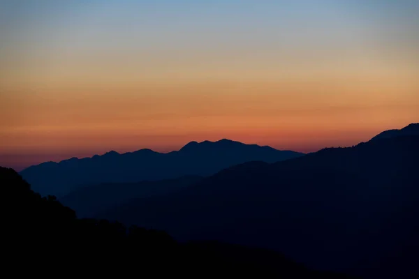 Schöner Sonnenuntergang Über Den Bergen — Stockfoto