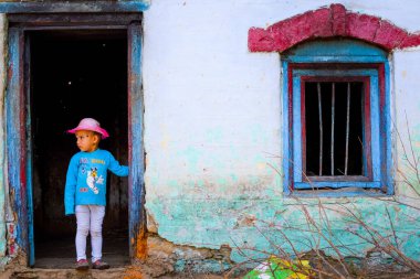 Şapkalı sevimli küçük çocuk.