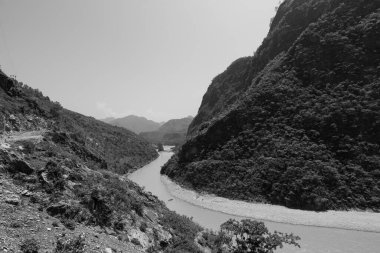 Dağlardaki nehrin güzel manzarası