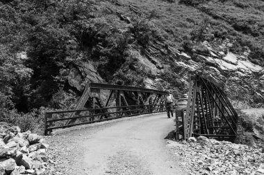 Dağlardaki eski ahşap köprü